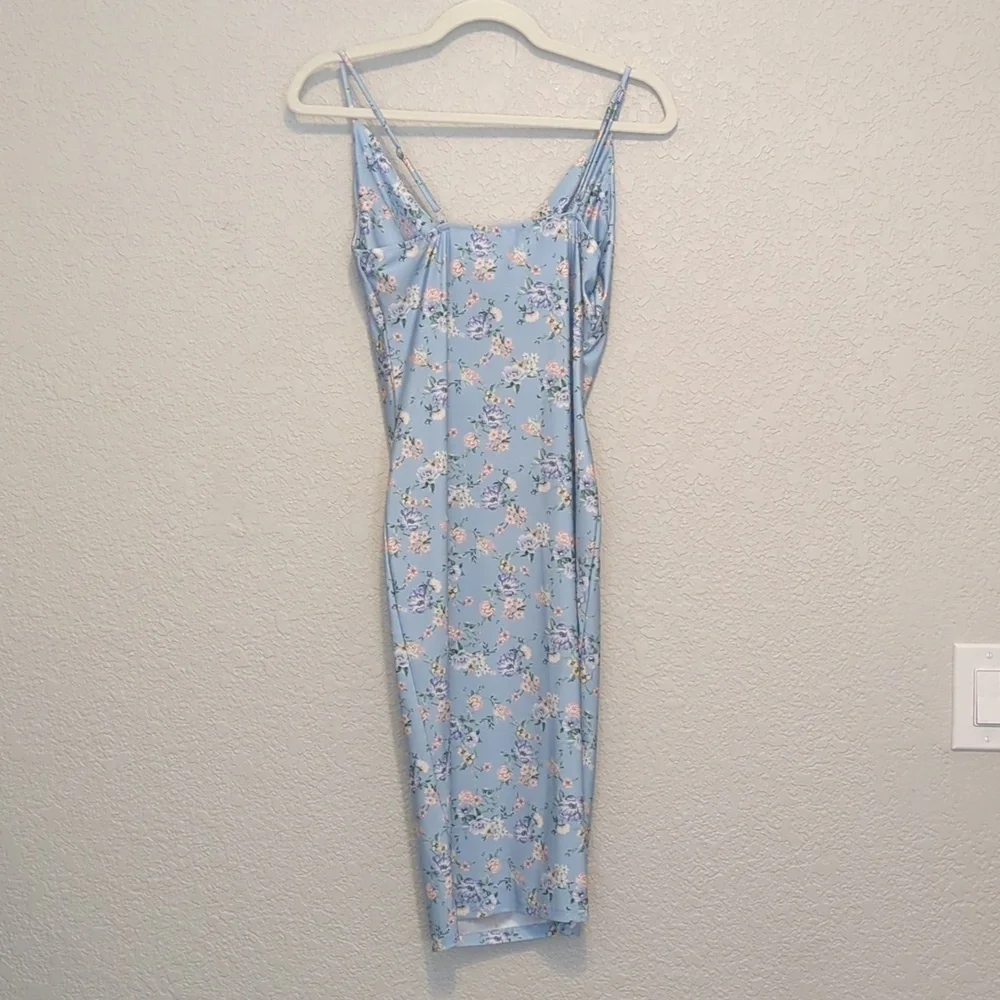 Iris light blue floral sleeveless cowl neck fitted midi dress - Picture 13 of 13